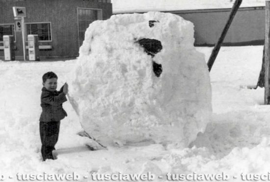 Viterbo - Come eravamo 1956 - Il bambino Fausto gioca con la neve