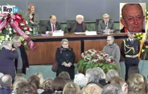 Roma - L'addio a Tullio De Mauro all'università La Sapienza - Nel riquadro il linguista ed ex ministro scomparso