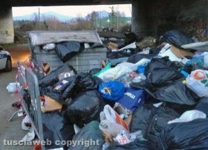 Viterbo - Rifiuti in strada Castiglione