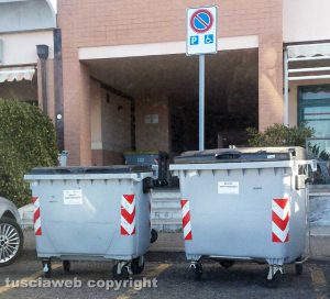 Viterbo - Via Pacinotti - Secchioni sul posto per disabili