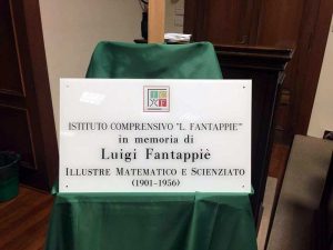 La targa dedicata al matematico Fantappiè