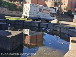 Viterbo - Murialdo - La fontana a sfera piena di rifiuti