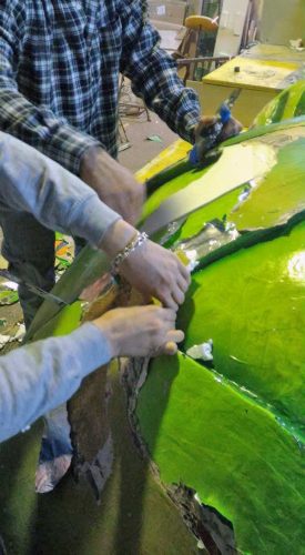 Acquapendente - La proloco e i volontari all’opera sui carri allegorici 2017