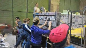Acquapendente - La proloco e i volontari all’opera sui carri allegorici 2017