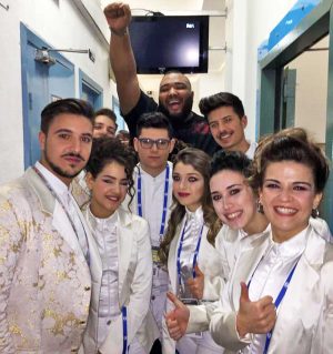 Sanremo - A destra Marta Iacoponi con il gruppo e Sergio Sylvestre