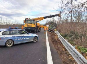 Tarquinia - Il recupero del camion andato fuori strada