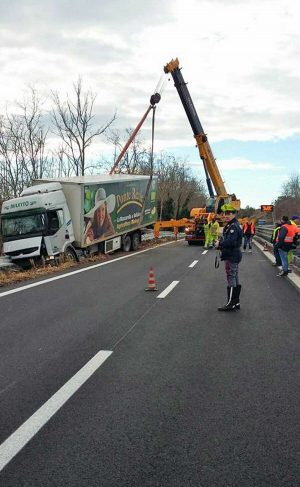 Tarquinia - Camion il recupero del camion andato fuori strada