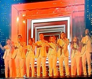 Marta Iacoponi durante l'esibizione a Sanremo con il gruppo