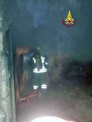 Tarquinia - L'intervento dei vigili del fuoco di Civitavecchia in via Pertini 
