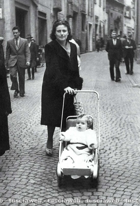 Viterbo - Come eravamo 1947 - Mamma e bimbo a spasso a Corso Italia