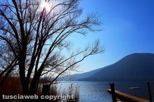 Caprarola - Il sole si specchia sul lago di Vico