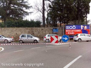 Viterbo - Traffico in via Vico Squarano
