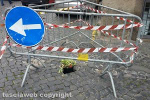 Viterbo - La buca transennata