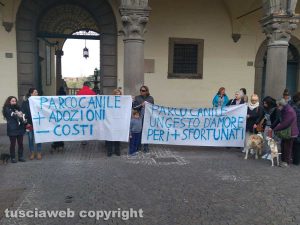 La protesta in piazza del Comune per il Parco canile