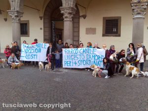 La protesta in piazza del Comune per il Parco canile