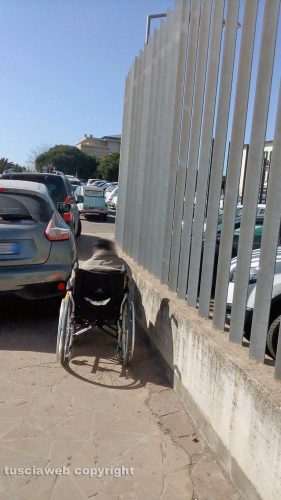 Viterbo - Un disabile sul marciapiede in via M. Romiti