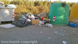 Viterbo - Discarica a cielo aperto a strada Sasso San Pellegrino