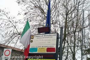 La bandiera italiana e quella europea a Montefiascone
