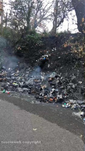 Viterbo - Rifiuti incendiati a Strada Fagiano