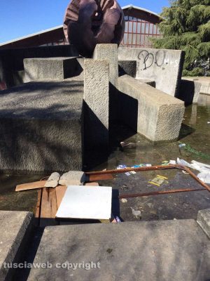Viterbo - Murialdo - La fontana a sfera piena di rifiuti