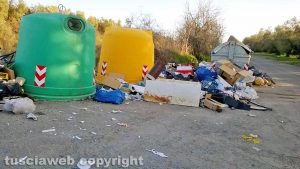 Viterbo - Discarica a cielo aperto a strada Sasso San Pellegrino