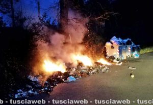 Viterbo - Strada Fagiano - Rifiuti dati alle fiamme