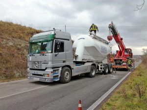 L'autocisterna recuperata dai vigili del fuoco