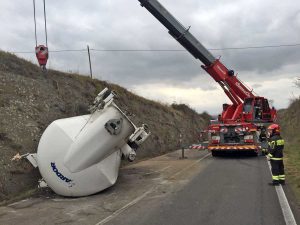 Il recupero dell'autocisterna da parte dei vigili del fuoco