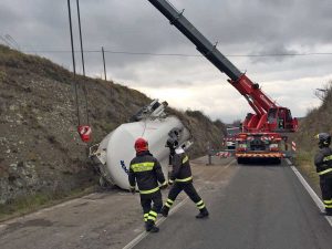 Il recupero dell'autocisterna da parte dei vigili del fuoco