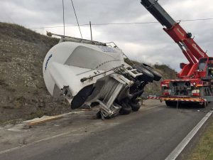 Il recupero dell'autocisterna da parte dei vigili del fuoco