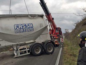 Il recupero dell'autocisterna da parte dei vigili del fuoco