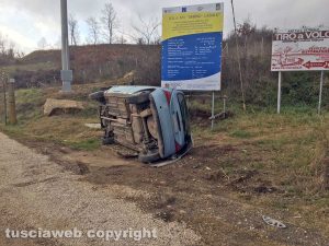 L'auto ribaltata al km 20 dell'Aurelia bis
