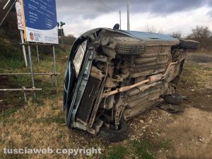 L'auto ribaltata al km 20 dell'Aurelia bis
