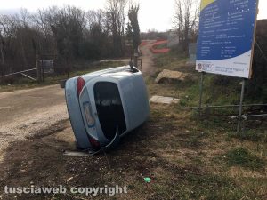 L'auto ribaltata al km 20 dell'Aurelia bis