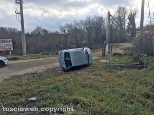 L'auto ribaltata al km 20 dell'Aurelia bis