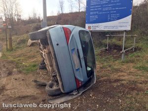 L'auto ribaltata al km 20 dell'Aurelia bis