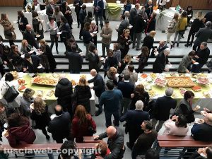Il rinfresco offerto da Maurizio Federici ai colleghi in tribunale