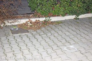 Viterbo - Sparatoria tra polizia e banditi - Il distributore di benzina preso di mira dai malviventi - I rilievi dei bossoli dei proiettili sparati