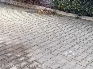 Viterbo - Sparatoria tra polizia e banditi - Il distributore di benzina preso di mira dai malviventi - I rilievi dei bossoli dei proiettili sparati