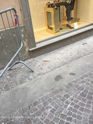 Viterbo - Cornicione crollato a Corso Italia