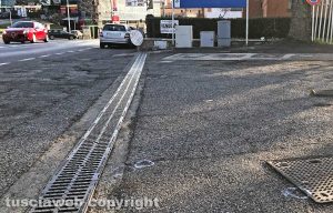 Viterbo - Sparatoria tra polizia e banditi - Il distributore di benzina preso di mira dai malviventi - I rilievi dei bossoli dei proiettili sparati
