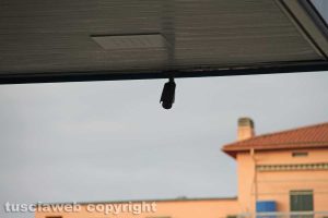 Viterbo - Sparatoria tra polizia e banditi - Il distributore di benzina preso di mira dai malviventi - Le telecamere di video sorveglianza