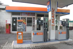 Viterbo - Sparatoria tra polizia e banditi - Il distributore di benzina preso di mira dai malviventi