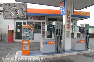 Viterbo - Sparatoria tra polizia e banditi - Il distributore di benzina preso di mira dai malviventi - Nel riquadro il punto dove è stato trovato un bossolo dei proiettili sparati