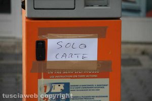 Viterbo - Sparatoria tra polizia e banditi - Il benzinaio preso di mira dai malviventi - Il distributore automatico danneggiato