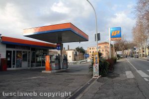Viterbo - Sparatoria tra polizia e banditi - Il distributore di benzina preso di mira dai malviventi