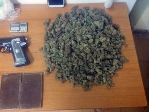 Civita Castellana - La droga e la pistola giocattolo trovati dai carabinieri