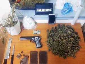 Civita Castellana - La droga e la pistola giocattolo trovati dai carabinieri