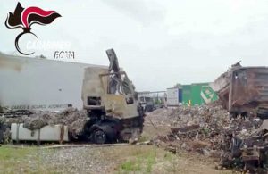Incendio a Fiano Romano - Camion dei rifiuti a fuoco