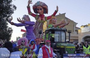Civita Castellana - Sfilano i carri di Carnevale